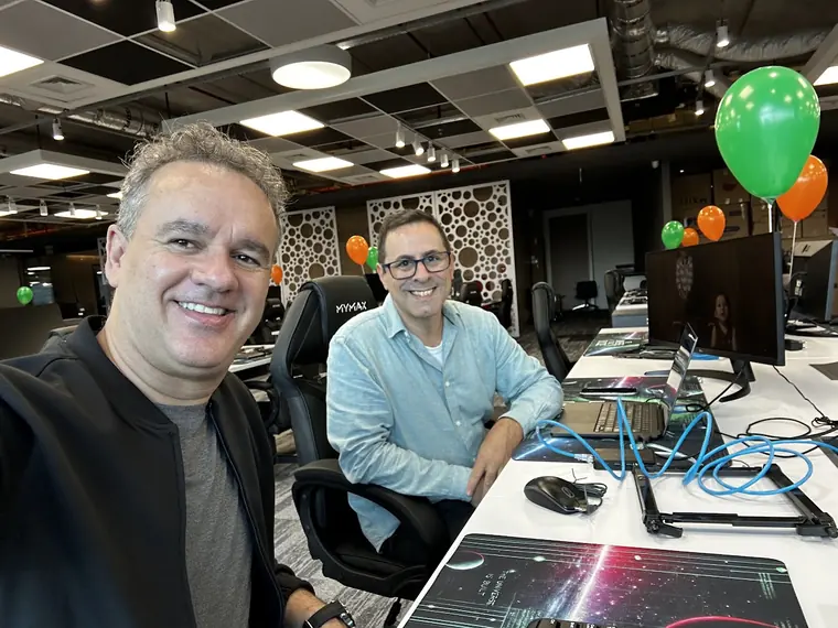 Fabricio Costa com um colega de equipe na sala de desenvolvimento