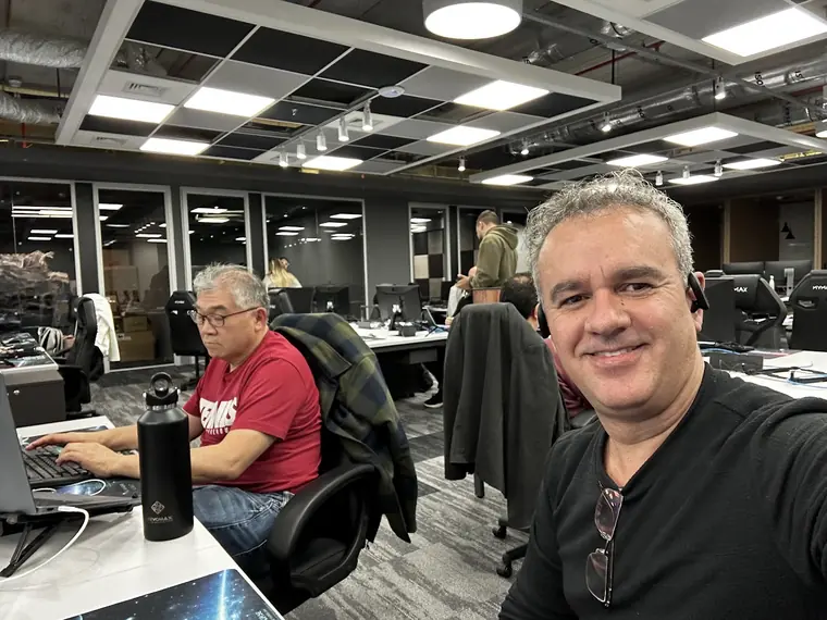 Fabricio Costa no escritório, entre as mesas da equipe de tecnologia