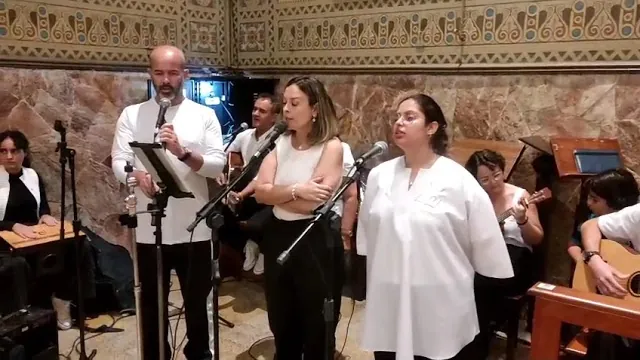 Pão e vinho te apresentamos nesse altar