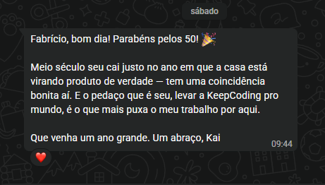 Print da conversa no WhatsApp: a mensagem da Kai desejando parabéns pelos 50, recebida no sábado às 9h44